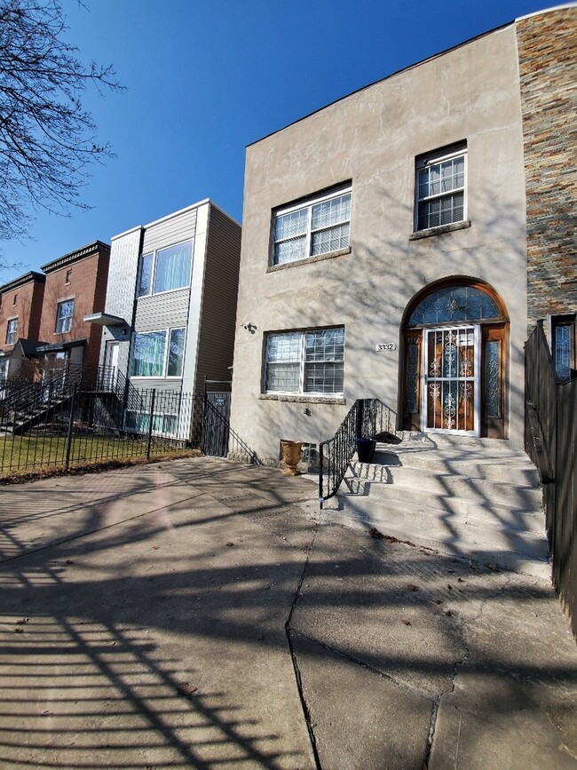 Building Photo - 3332 W Le Moyne St