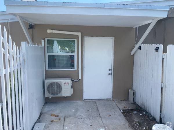 Building Photo - 90 NW 185th Ter