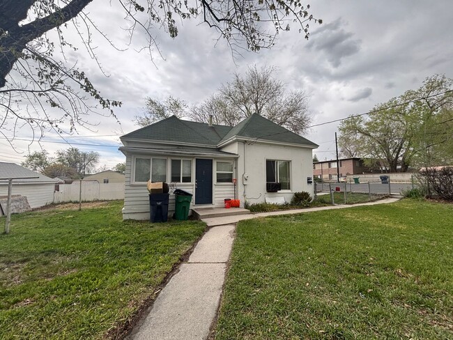 Building Photo - Cozy, Updated 3 bedroom Sandy home is a mu...