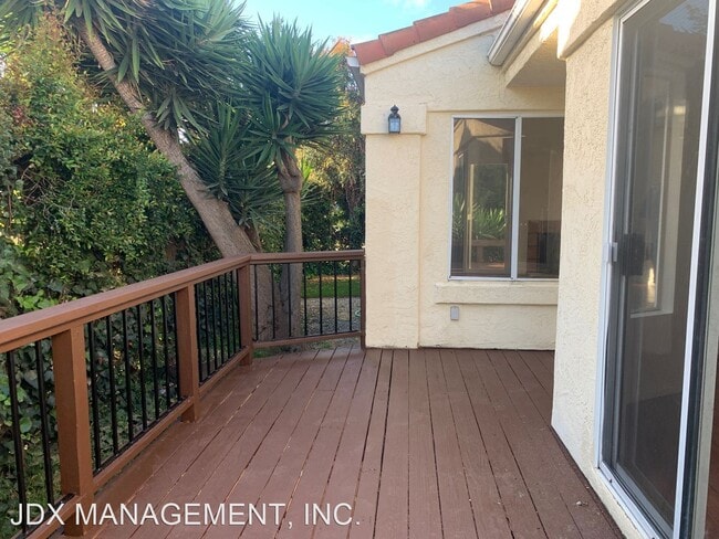 Building Photo - 810-812 Viva Ct