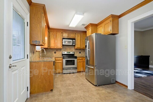 Building Photo - 17653 9 Oaks Ave