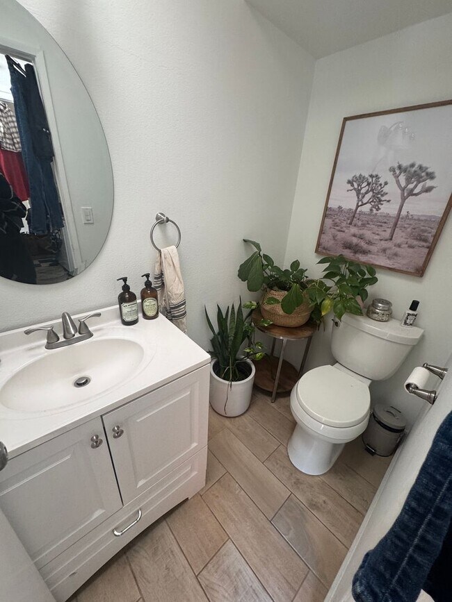 Foto del edificio - Charming 2-Bedroom, 1.5-Bath Apartment wit...