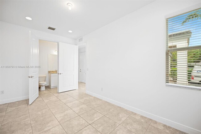 Foto del edificio - 6907 Pines Cir