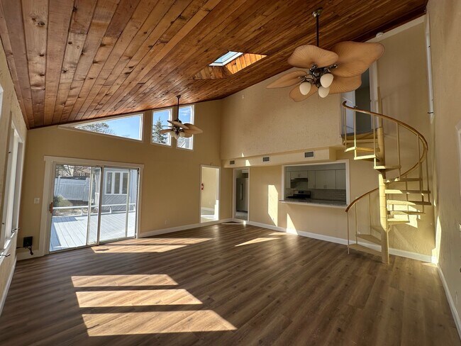 Foto del edificio - 1749 Hillside Pl