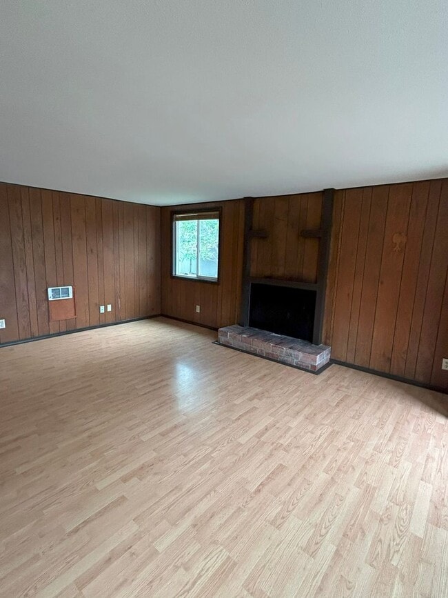 Building Photo - Coquille Living