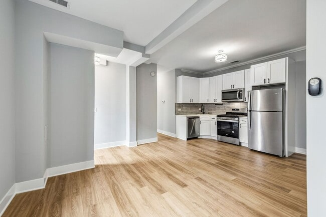 Photo - Gorgeous, Updated Duplex 2bd/2bth, Wicker Park Avail 5/1 Apartment