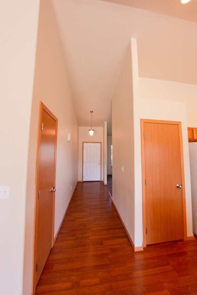 Foto del edificio - Open Floor Plan Home with Large Fenced Yard
