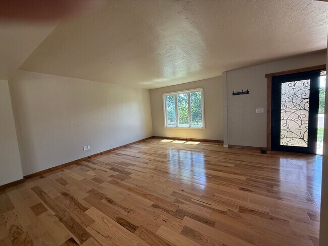 Foto del edificio - 5BD/4BA/3 car garage w Flat Yard Cheyenne ...