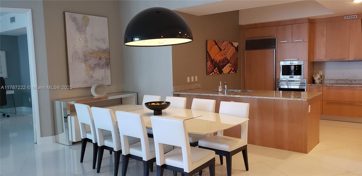 Foto principal - 15811 Collins Ave