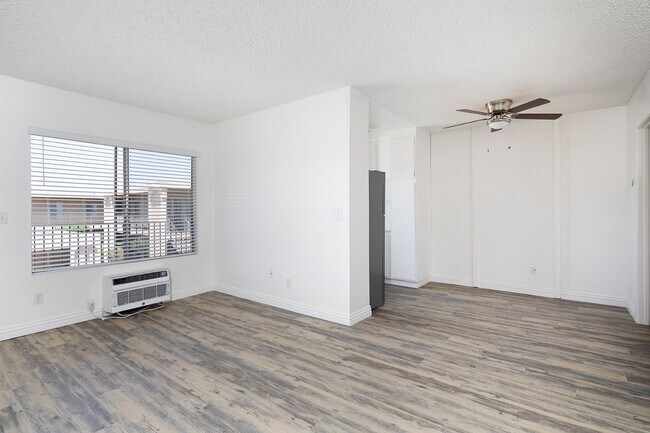 Foto del edificio - Four Winds Apartments
