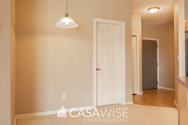 Building Photo - 226-226 Macewan Rd