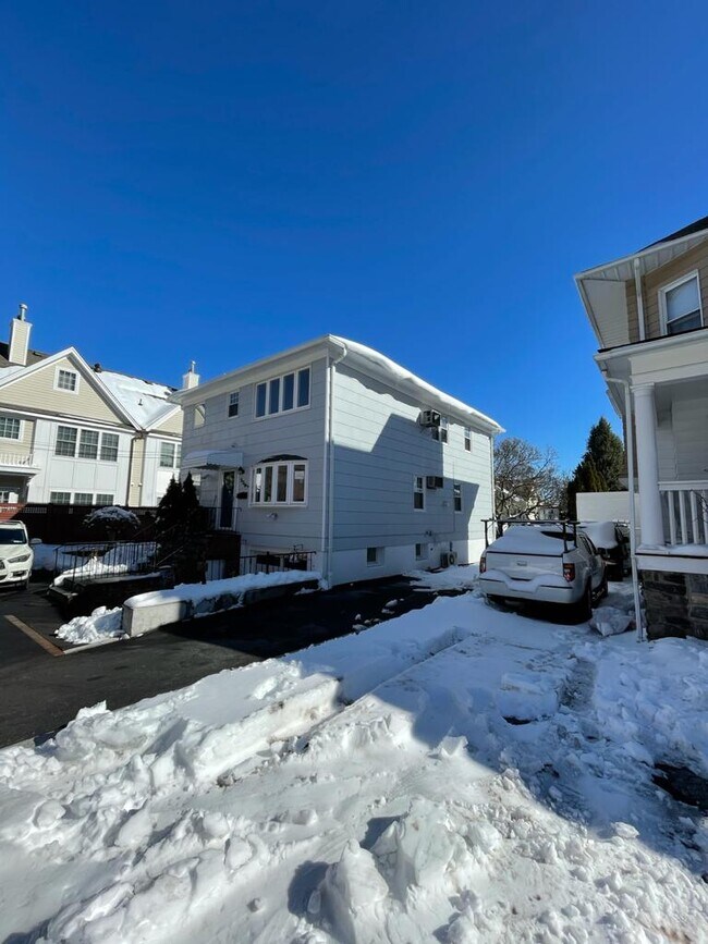 Building Photo - 538 Pelham Rd