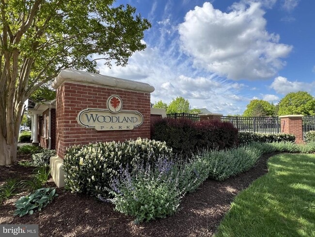 Building Photo - 13051 Park Crescent Cir