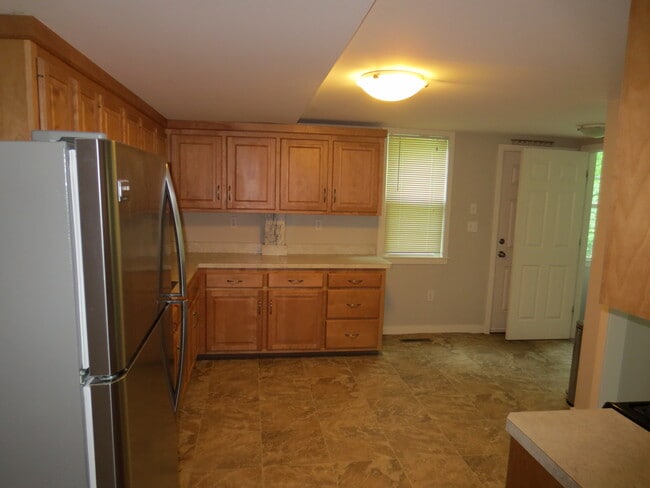 Building Photo - 357 Naubuc Ave