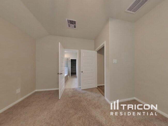 Building Photo - 2311 E WInding Pines