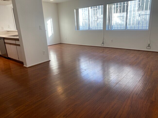 Building Photo - 500 S St Andrews Pl
