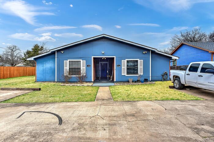 Primary Photo - 2103 E Pecan St