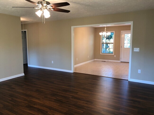 Building Photo - BEAUTIFUL HOME in Manchester Subdivision!
