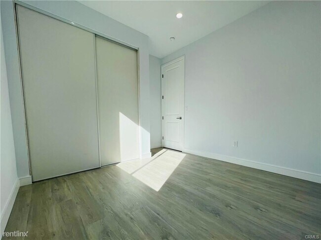Building Photo - 3 br, 2 bath Duplex - 226 N Broadmoor Ave