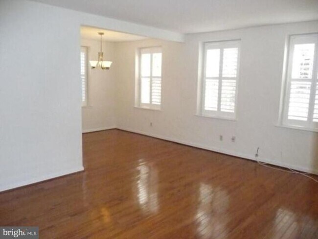 Building Photo - Cozy and Convenient in Cleveland Park: Cha...