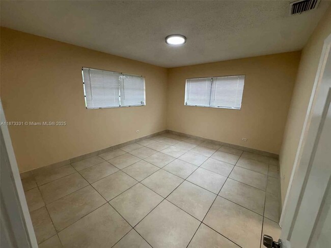 Foto del edificio - 1732 NE 158th St