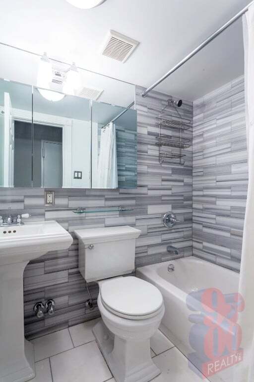 Foto del edificio - 290 W 12th St