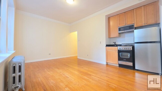 Foto del edificio - Bright 4th-Floor 1-Bed with Triple-Window Living Room in Greenwich Village