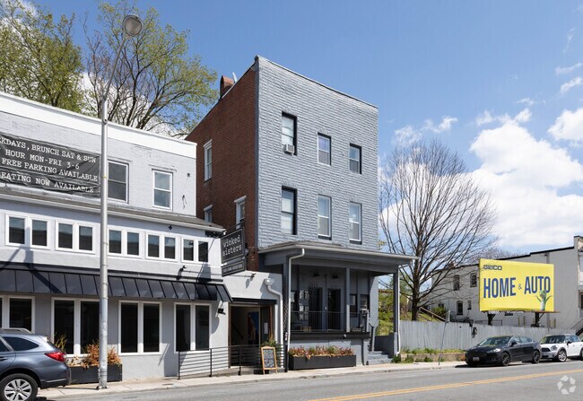Foto del edificio - 3841-3843 Falls Rd