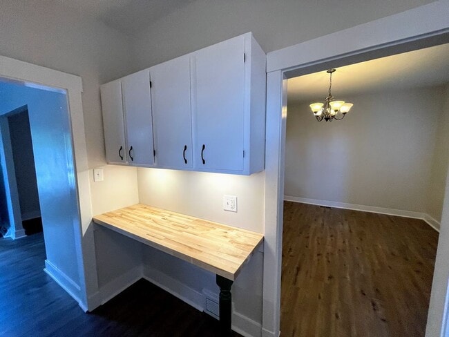 Building Photo - 3 bed 1 bath - great Brentwood location, central air, nice updates