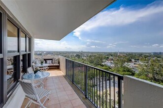 Building Photo - 3200 Port Royale Dr N