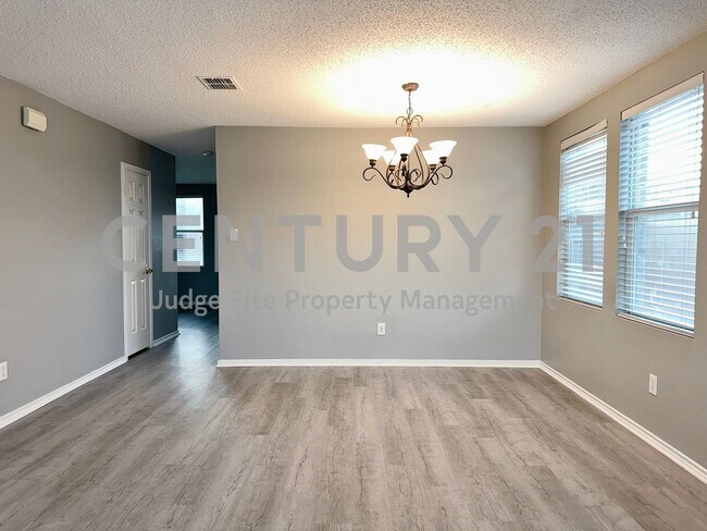 Foto del edificio - Spacious 2-Story 3/2.5/2 Situated on Corne...