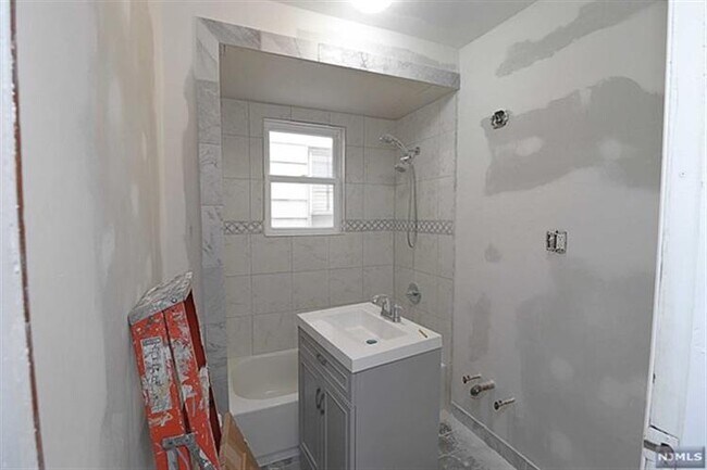 Building Photo - 164 Brighton Ave