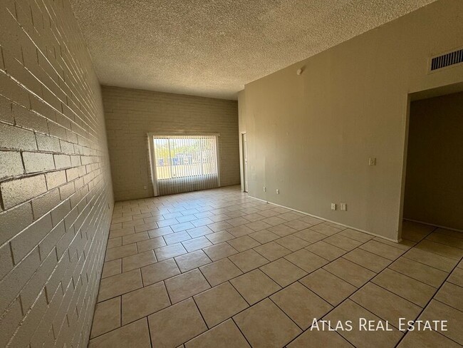 Building Photo - MOVE IN SPECIAL!! Two Bedroom, One Bath  w...