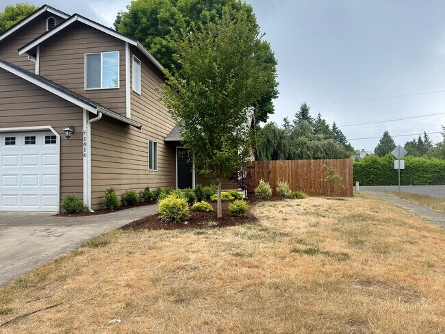 Building Photo - Beautifully Upgraded 3-Bedroom Home on a S...