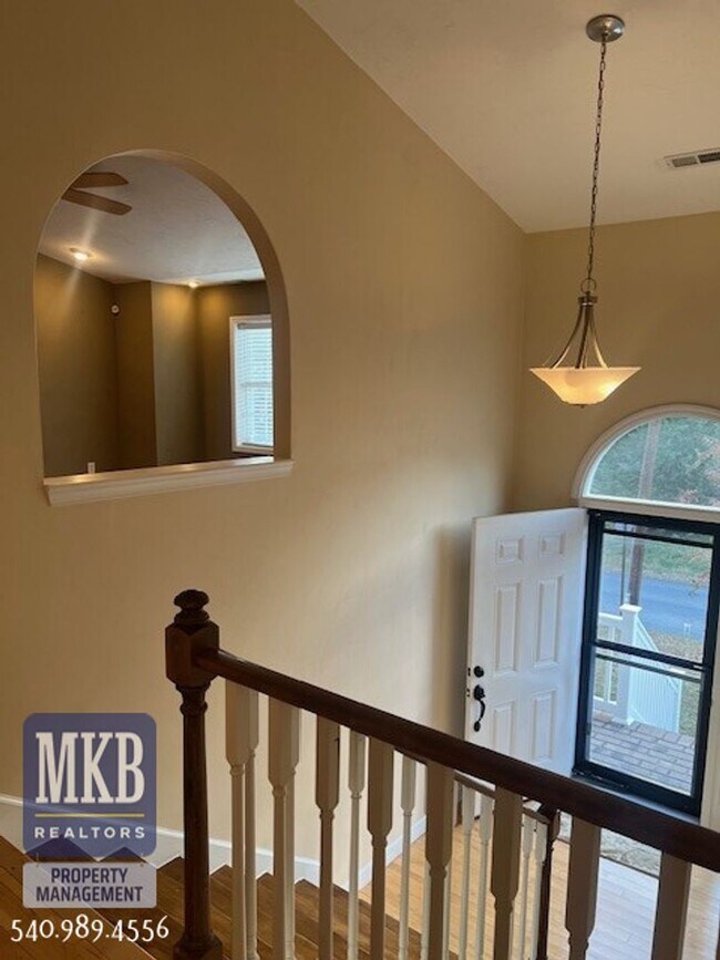 Building Photo - 3 Bedroom 3 Bathroom Split Entry