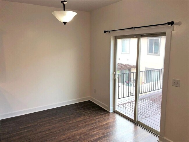 Building Photo - Luxurious Spacious layout in convenient Sa...