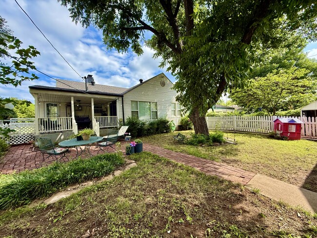 Photo - 310 E 8th St House