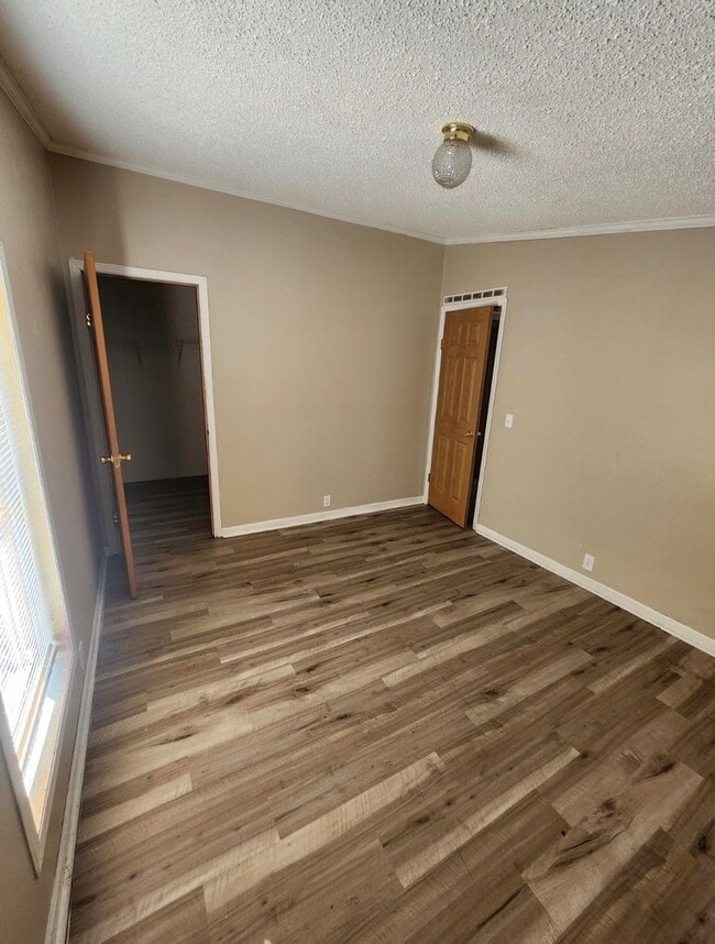 Building Photo - 3 Bed 2 Bath