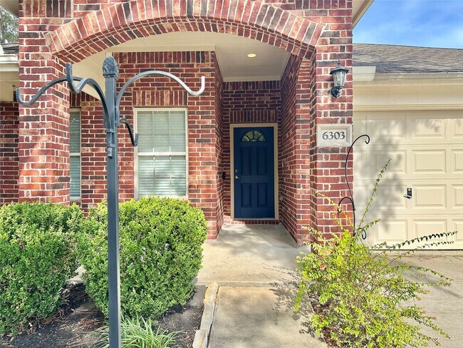 Foto del edificio - 6303 Tolstin Lakes Ln