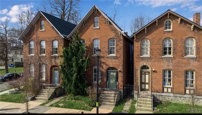 Building Photo - 153 Allen St