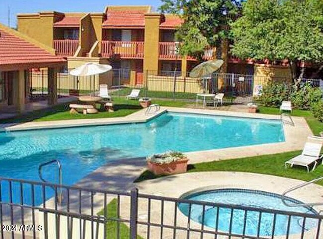 Foto del edificio - 8344 N 67th Ave