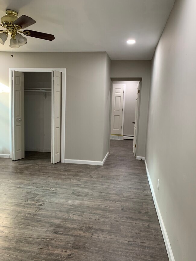 sala de estar, armario, dormitorio - 4409 Main St