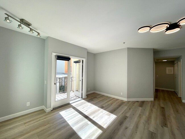 Building Photo - Beautiful 2B/2BA in the Marina w/ Newly Re...
