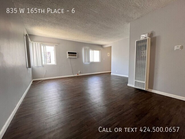 Foto del edificio - 835 W 165th Pl