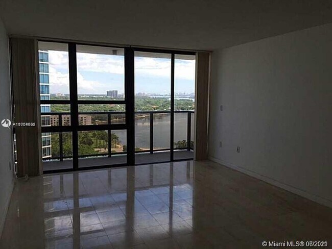 Foto del edificio - 600 NE 36th St