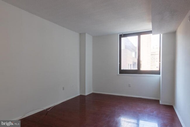Building Photo - 1420 Locust St