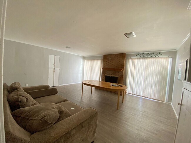 Building Photo - 8BD/3.5BA, Pool! (Lease out, pending signa...
