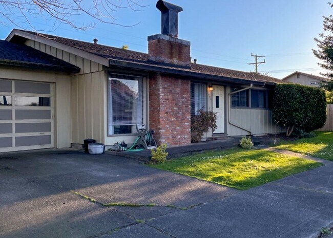 Building Photo - This pet-friendly home has an extra large ...
