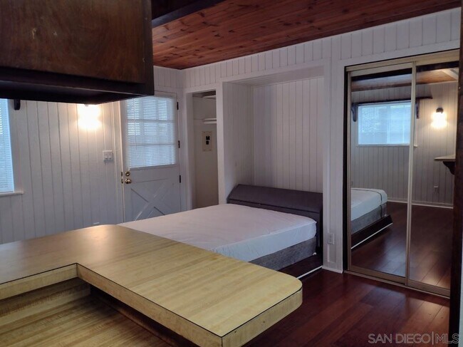 Building Photo - 731 Island Ct