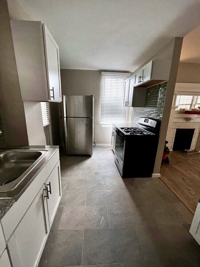 Building Photo - *** Huge 5 Bedroom House *Pet Friendly * Newly Renovated * Large Fenced in Yard * Luxurious Updat...